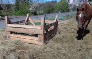 Tierschutz Naturbelassen - geliebt, gebarft & ungeimpft 8 Heuraufe, ökologisch gebaut aus Holz