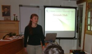 Jenni Starke hält einen Vortrag über Gesunde Hufe