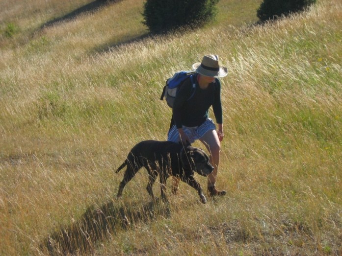 Jenni Starke geht mit Hund den Naturweg