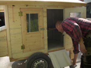 Fahrbares Hühnerhaus aus Holz voll ökologisch gebaut von Sven Bräuning Dermbach